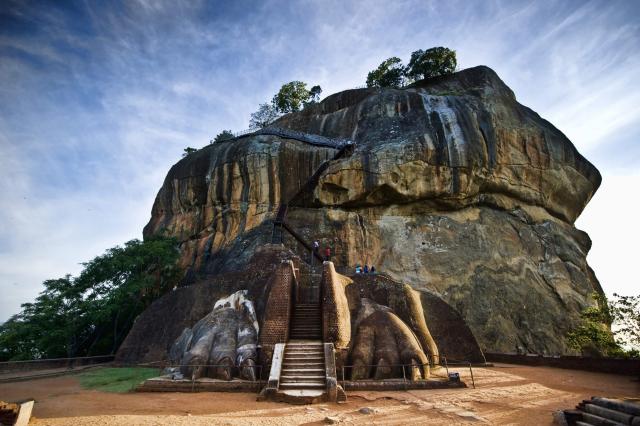 SIGIRIYA: ôsmy div sveta, opevnený palác kráľa Kasyapu na 183 m