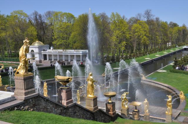 Fantastická fontána pred palácom Petrodvorca je neustále v pohy