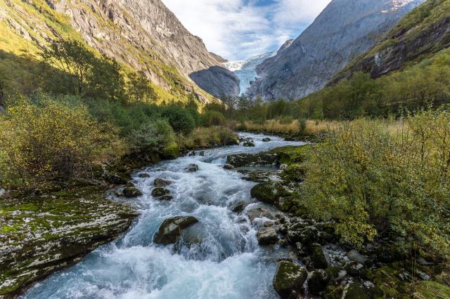 Nenáročná turistika v krásnej prírode ku splazu ľadovca Briksda