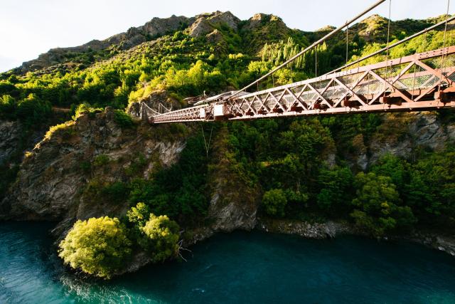 Most Kawarau, z ktorého sa v roku 1988 skočil prvý komerčný bun