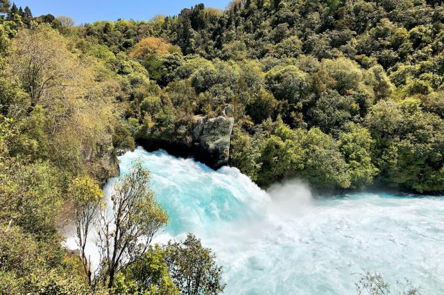 Neďaleko centra mesta Taupo sa nachádza Huka falls s nádherne b