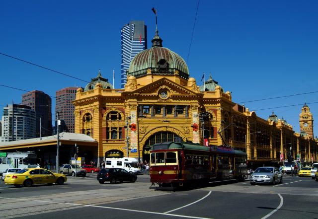 Historická budova železničnej stanice v centre Melbourne je jed