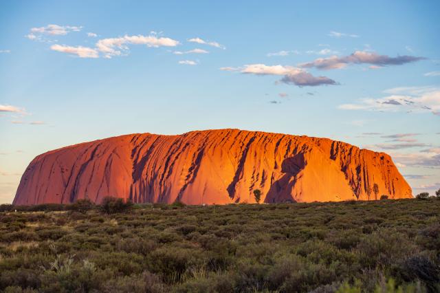 Uluru alebo Ayers Rock je inselberg, nesprávne označovaný ako m