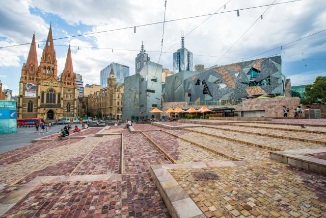 Námestie Federation Square je hlavnou dopravnou a kultúrnou tep