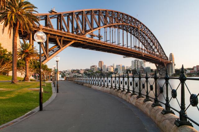Oceľový most Harbour Bridge v Sydney spája východné pobrežie a 