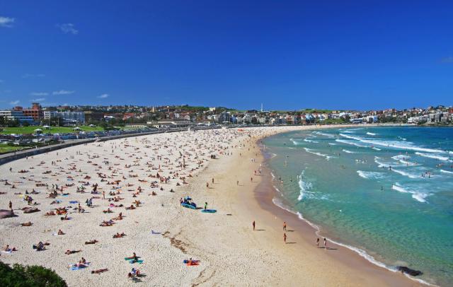 Štvrť Bondi sa pýši bielou piesočnatou plážou v tvare polmesiac