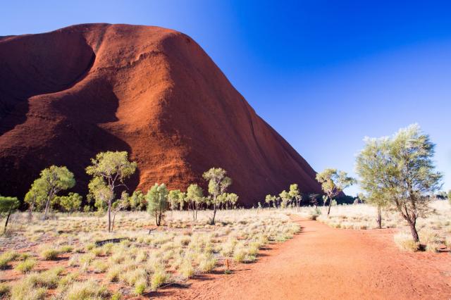 Uluru spoznáme aj z diaľky aj z blízka. Z každej strany je iné,