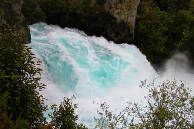 Vodopády Huka Falls nás neohromia svojou výškou ani šírkou, ale