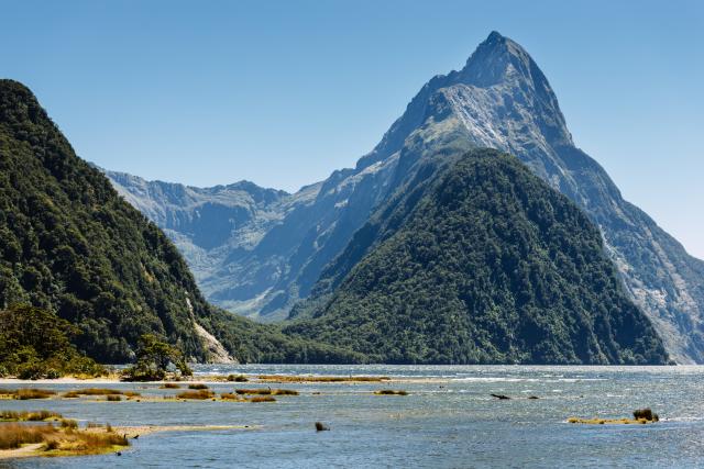 Cez nádhernú „džungľu“ prídeme do Milford Sound, ktoré sa hrdí 