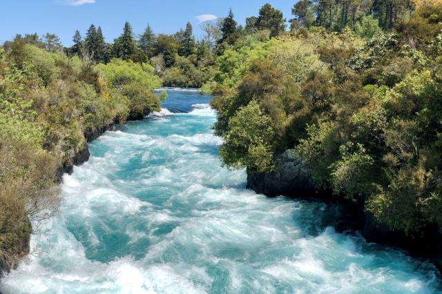 Neďaleko mesta Taupo sa nachádza Huka falls s nádherne belasou 