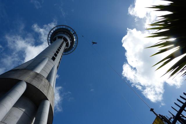 Skočíte si na záver cesty zo slávnej Sky Tower v centre Aucklan