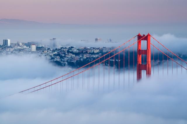 San Francisco - GolDeň gate bridge v typickej hmle