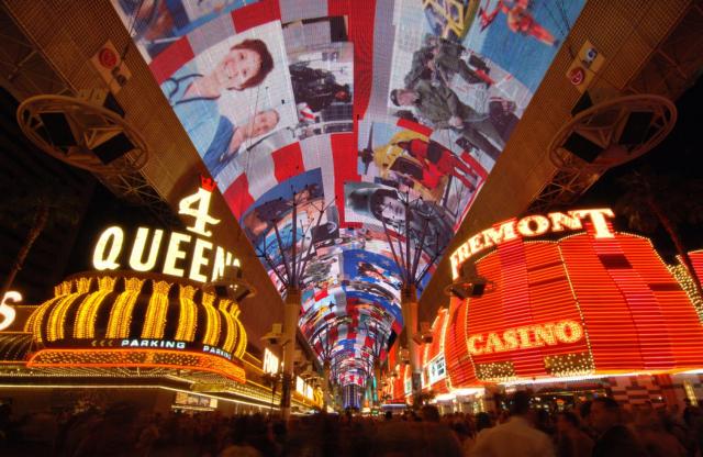 Fremont street experience konkuruje lasvegasskému Stripu