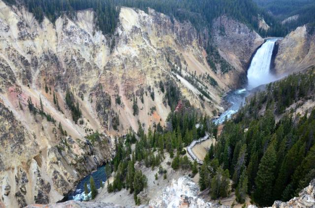 Yellowstone má svoj vlastný Grand kaňon s nádherným Horným vodo