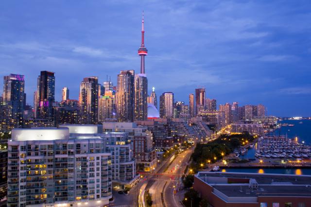 Vyvezieme sa na CN Tower a pozrieme sa na mesto, keď naň padá s