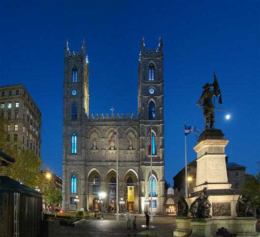 Katedrála Notre Dame je jedinečnou stavbou. Večer sa tu koná sv