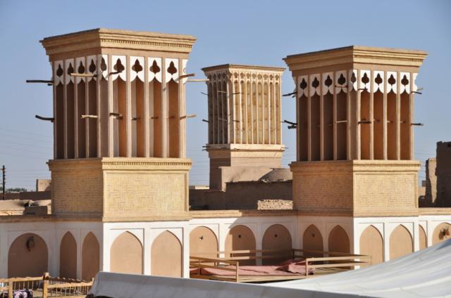 Púštny Yazd nás privíta typickou, púštnou architektúrou. Poznát
