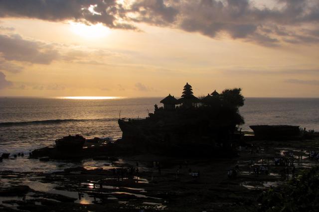 Chrám Tanah Lot, známy západmi slnka.
foto : Jozef HARVÁNEK — 