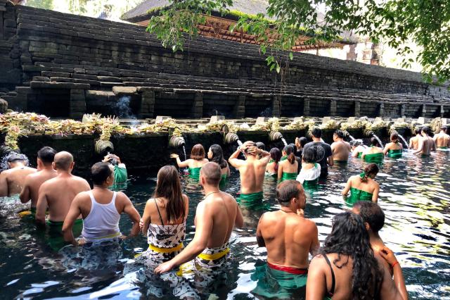 Rituálne kúpanie v Tirta Empul.
foto : Robert TARABA — 