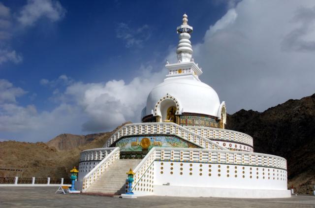 Výstupom na vrchol kopca na ktorom stojí Pagoda svetového mieru
