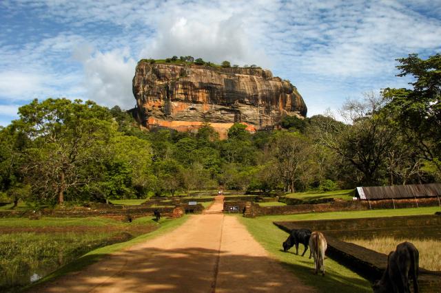 SIGIRIYA: ôsmy div sveta, opevnený palác kráľa Kasyapu na 183 m