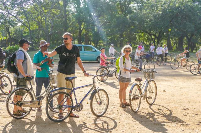 Prehliadka Polonnaruwa - my si ju užijeme na bicykloch. Autobus