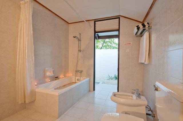 Superior Beach Bungalow a jeho kúpeľňa. Druhú sprchu máte aj vo