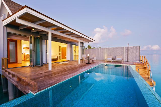 Ubytovanie typu Water villa s bazénom. foto: Kuramathi Maldives