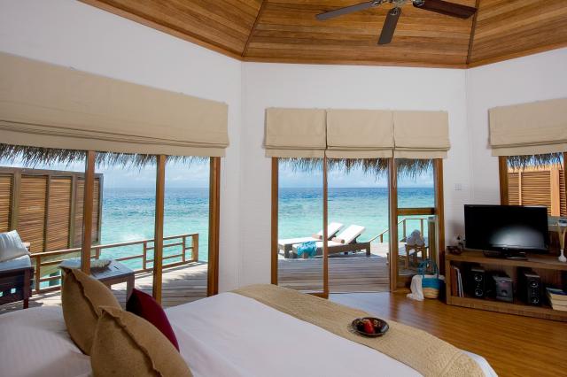 Spálňa vo water ville s vírivkou. foto: Kuramathi Maldives