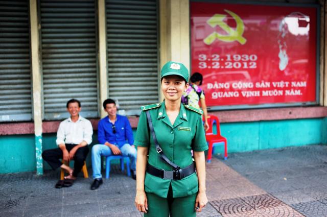 Vojačka pred najväčším trhoviskom Vietnamu.
foto: Ľuboš FELLNER