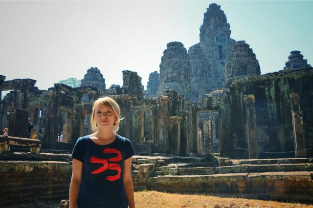 Veronika pred chrámom Bayon. Naše skúsenosti cítiť na každom kr