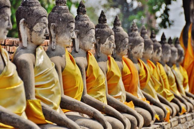 Alej plná kamenných Budhov na nás čaká v Ayutthayi. foto: Tomáš