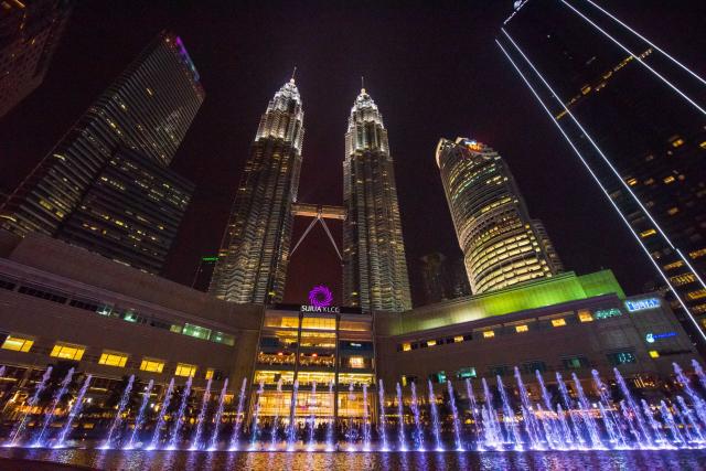 Petronasky sú dodnes najvyššie dvojičky na svete (451 m). foto:
