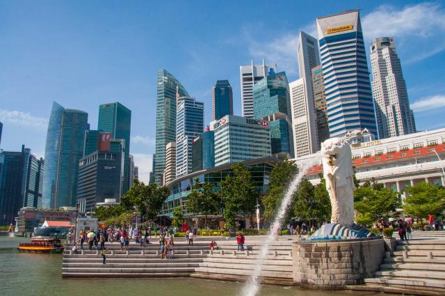 Merlion - symbol Singapuru a panoráma mrakodrapov. Predstavoval