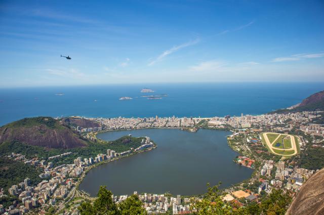 Z Corcovada rozoznávame pláže Ria. Je to Ipanema? Či Copacabana