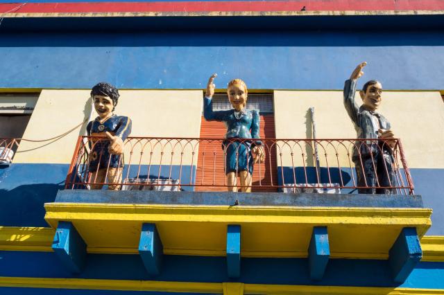 Farebná proletárska štvrť La Boca. Kto je slávnejší? František,