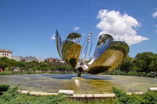 Nájdete tu aj skulptúru Floralis Genéricathe. Podľa jej tvorcu 