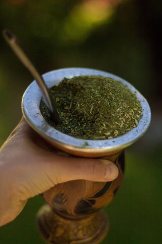 Maté z listov cezmíny paraguajskej. Má plnú horkú chuť a povzbu