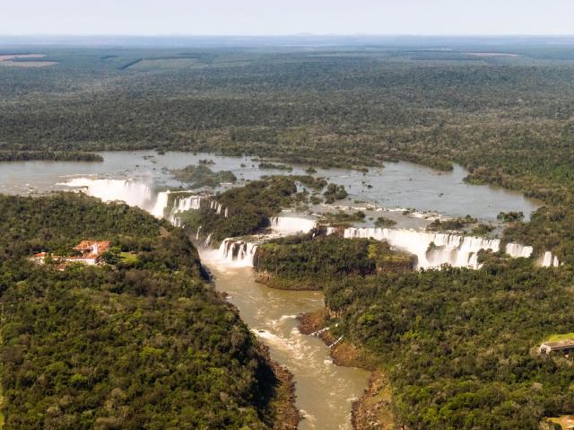 Vrtuľníkom z Brazílie nad vodopády Iguazú (fakulatívne) Foto: M
