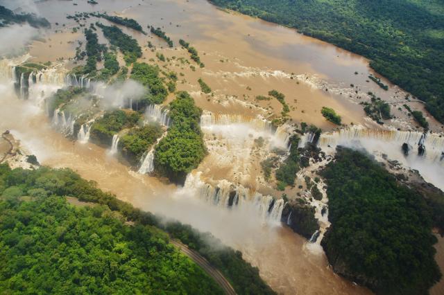 Majestátne Iguazú pri pohľade z vrtuľníka (let je fakultatívny 