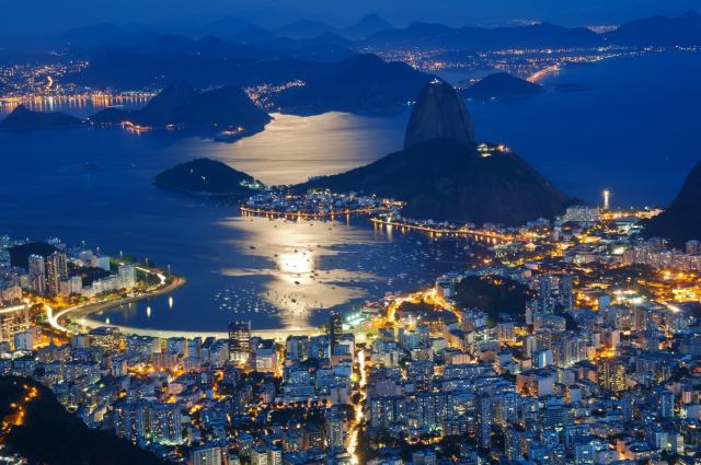 Najznámejšia homoľa na svete a úžasne vysvietené Rio.
foto: arc