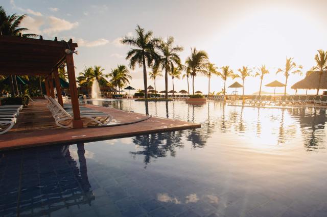 Hotel  Royal Decameron sa nachádza priamo na pláži, ktorá sa vo