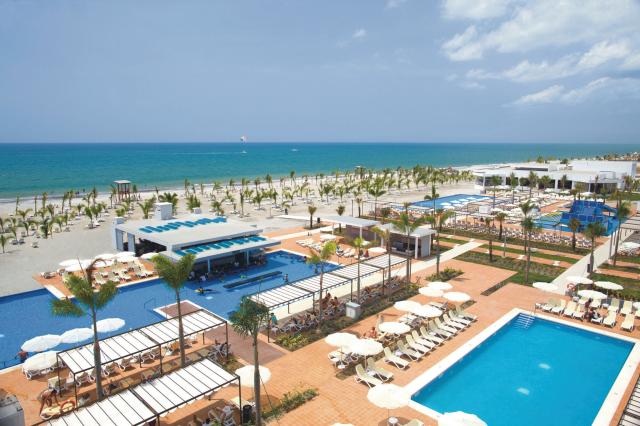 Prémiový hotel RIU sa nachádza na brehu Pacifiku, na pláži Play