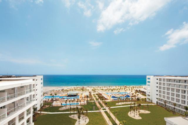 Prémiový hotel Riu stojí priamo na pláži, je obklopený pekne ud