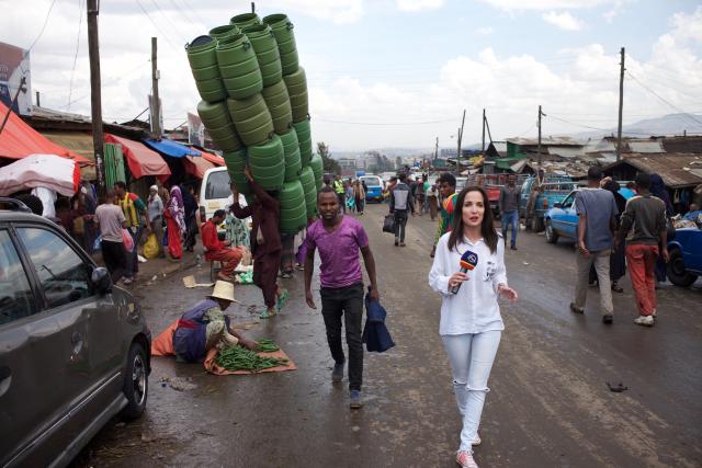 Redaktorka TV Markíza na trhu v Addis Abeba.  Fotografia: Ľuboš