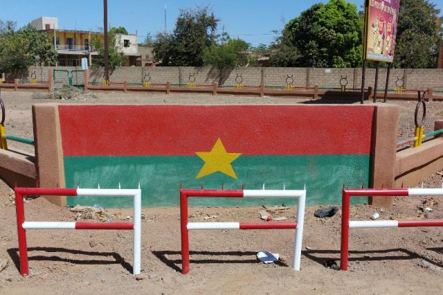 Burkina Faso a jej vlajka v centre hlavného mesta