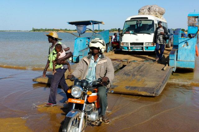Náš autobusík na archaickom trajekte cez rieku Niger