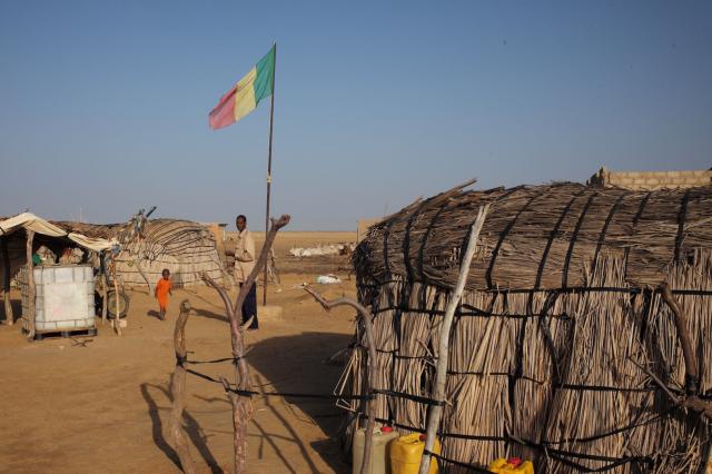 Senegalská vlajka trepotá v suchom vzduchu