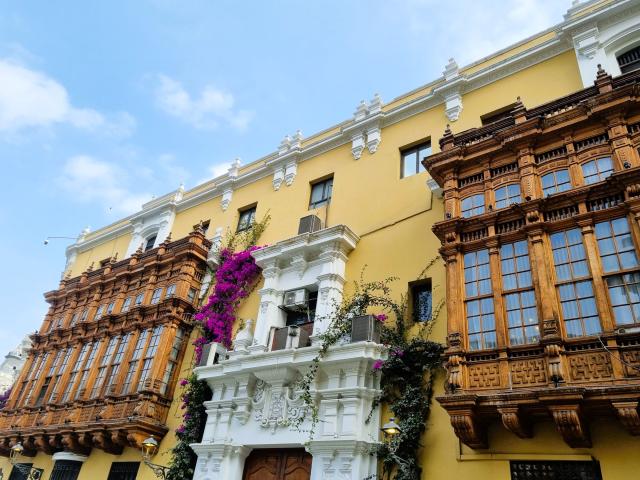 Budeme obdivovať aj takéto vyrezávané balkóny. Foto: .