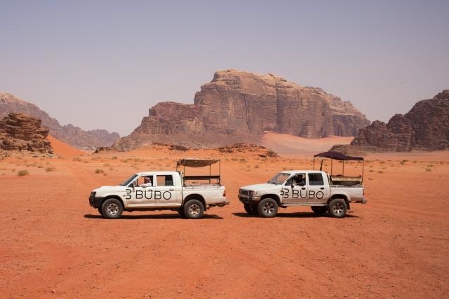 Vyberieme sa na púšť Wadi Rum. Nasadneme do našich  džípov a vy